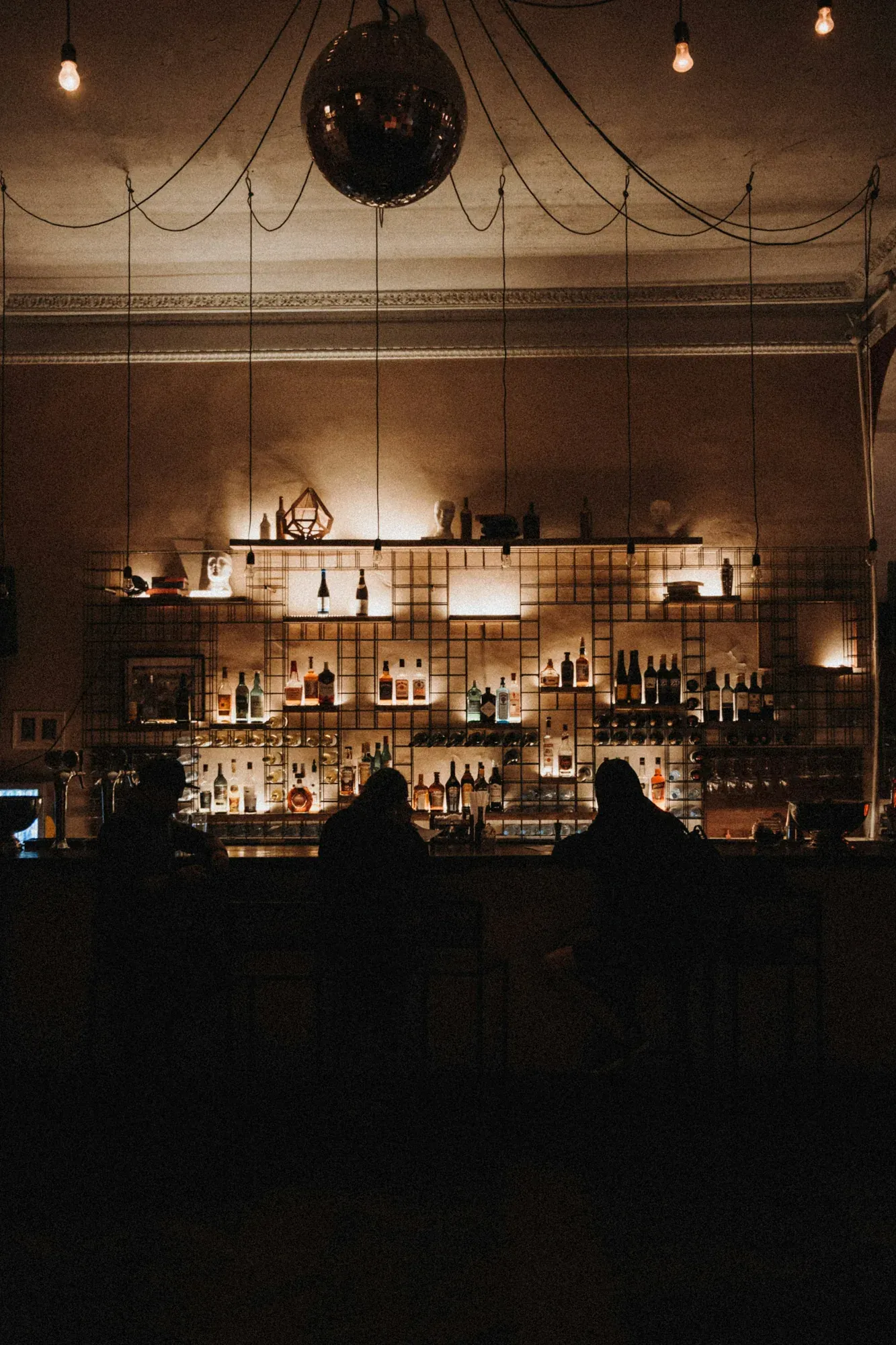 Detalle de la barra y su cristalería iluminada