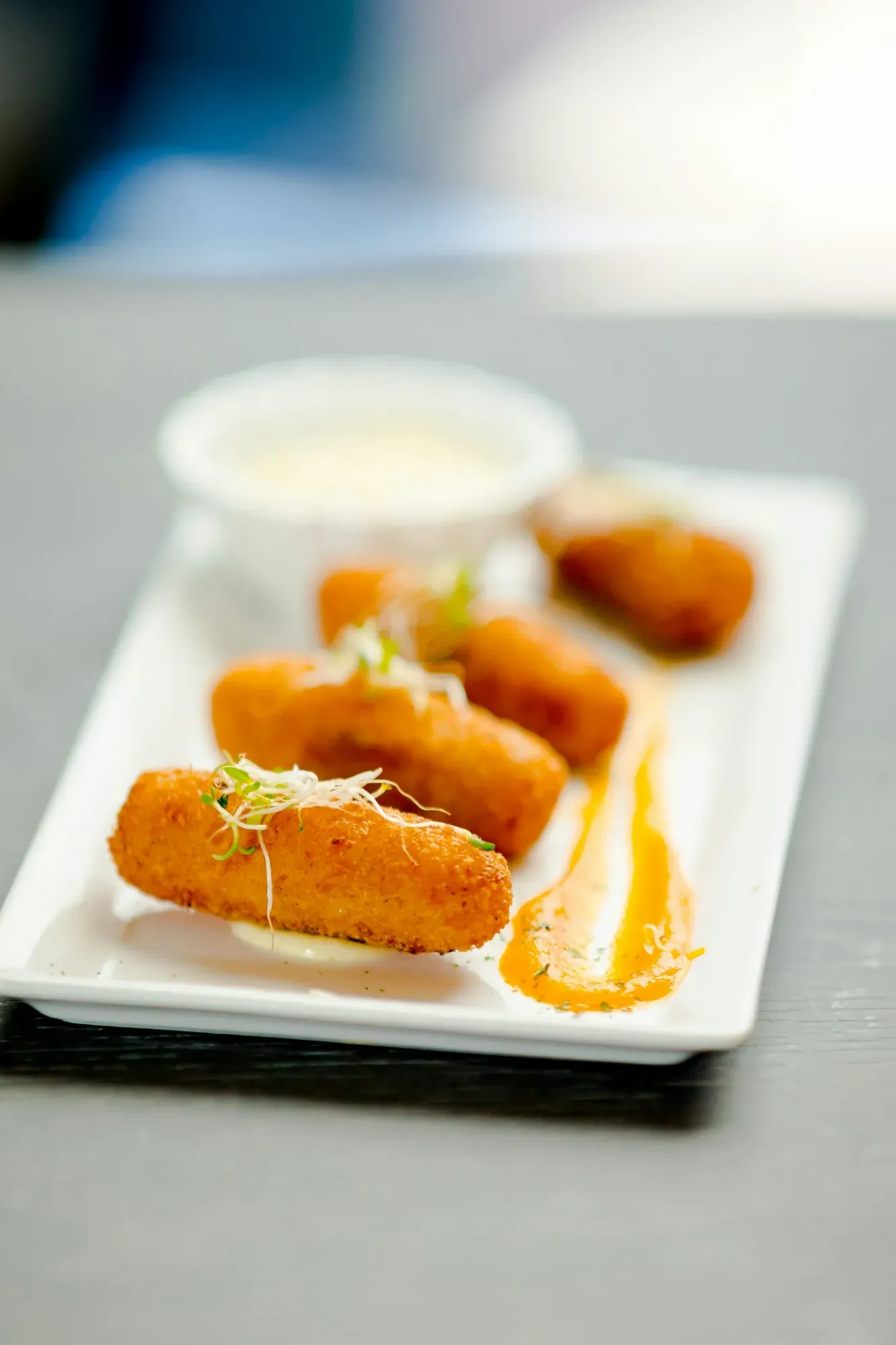 Croquetas recién fritas con una corteza dorada y crujiente