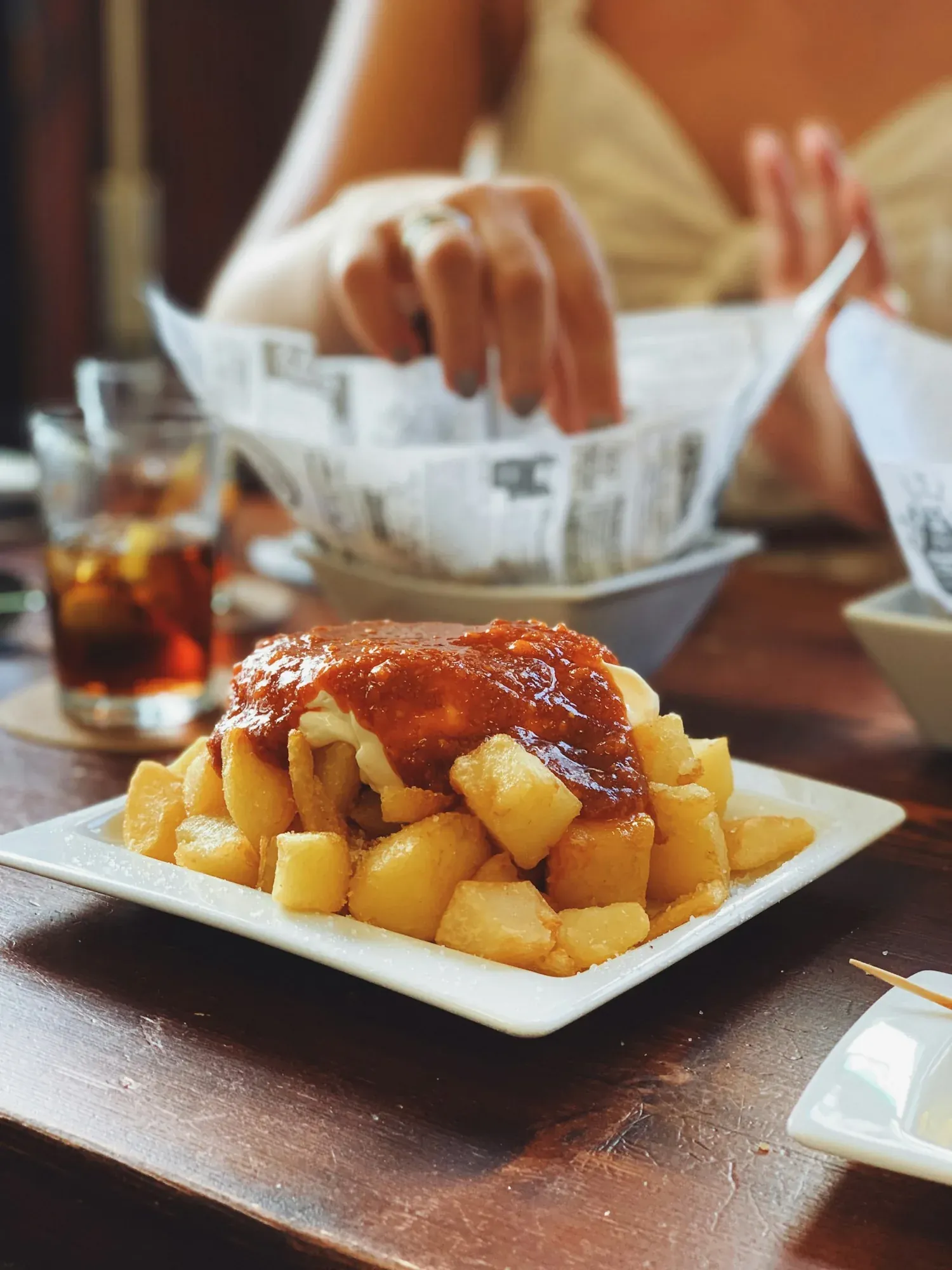 Patatas bravas con salsa roja y alioli, listas para compartir