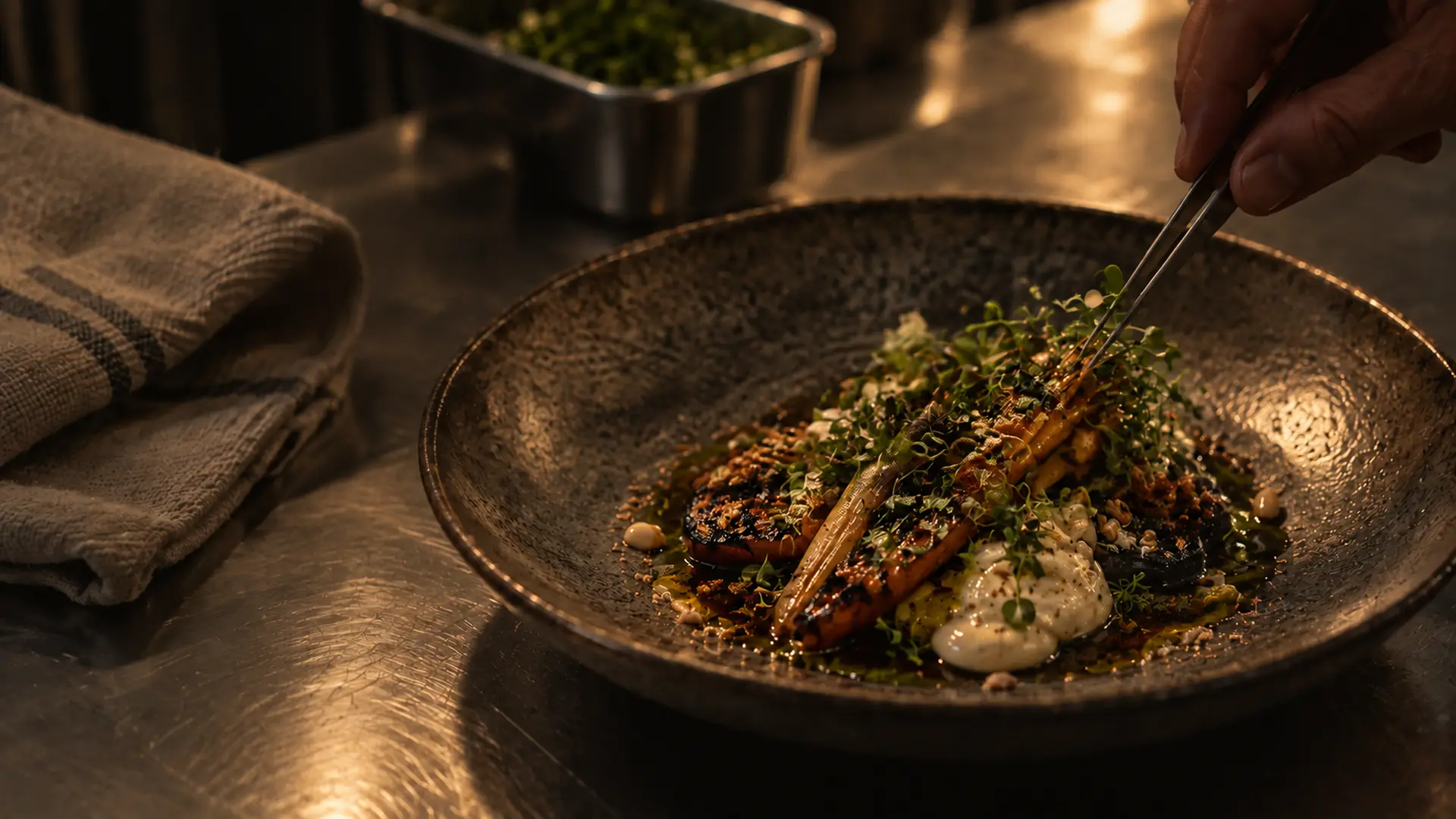 Zanahorias asadas emplatadas con crema y microhierbas, fotografía gastronómica conceptual.