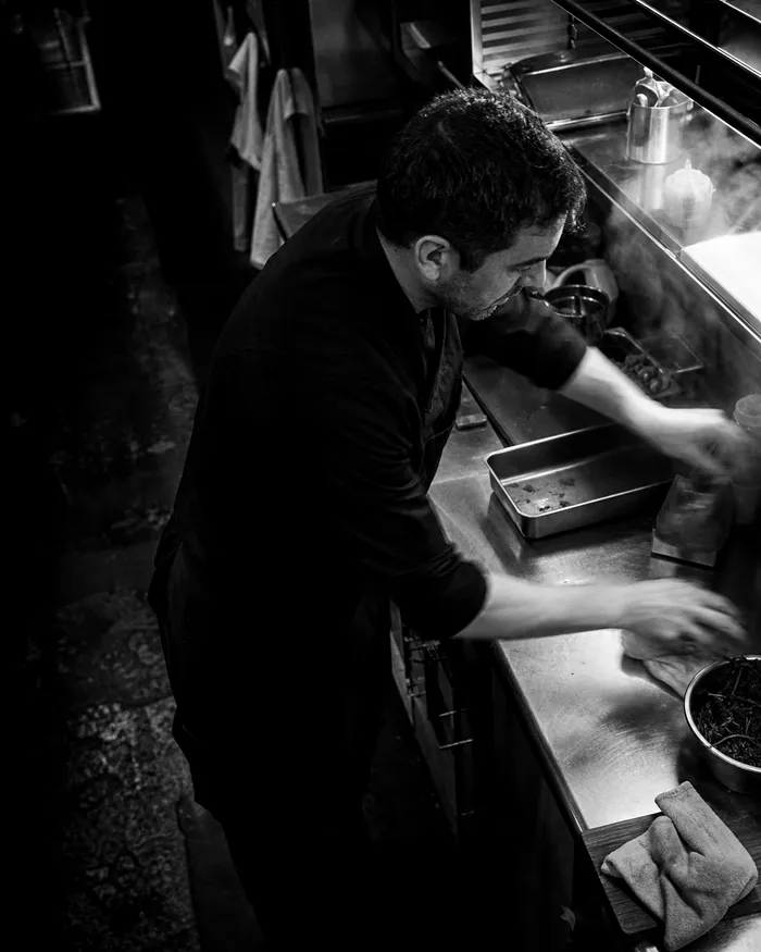 Chef trabajando en una cocina profesional